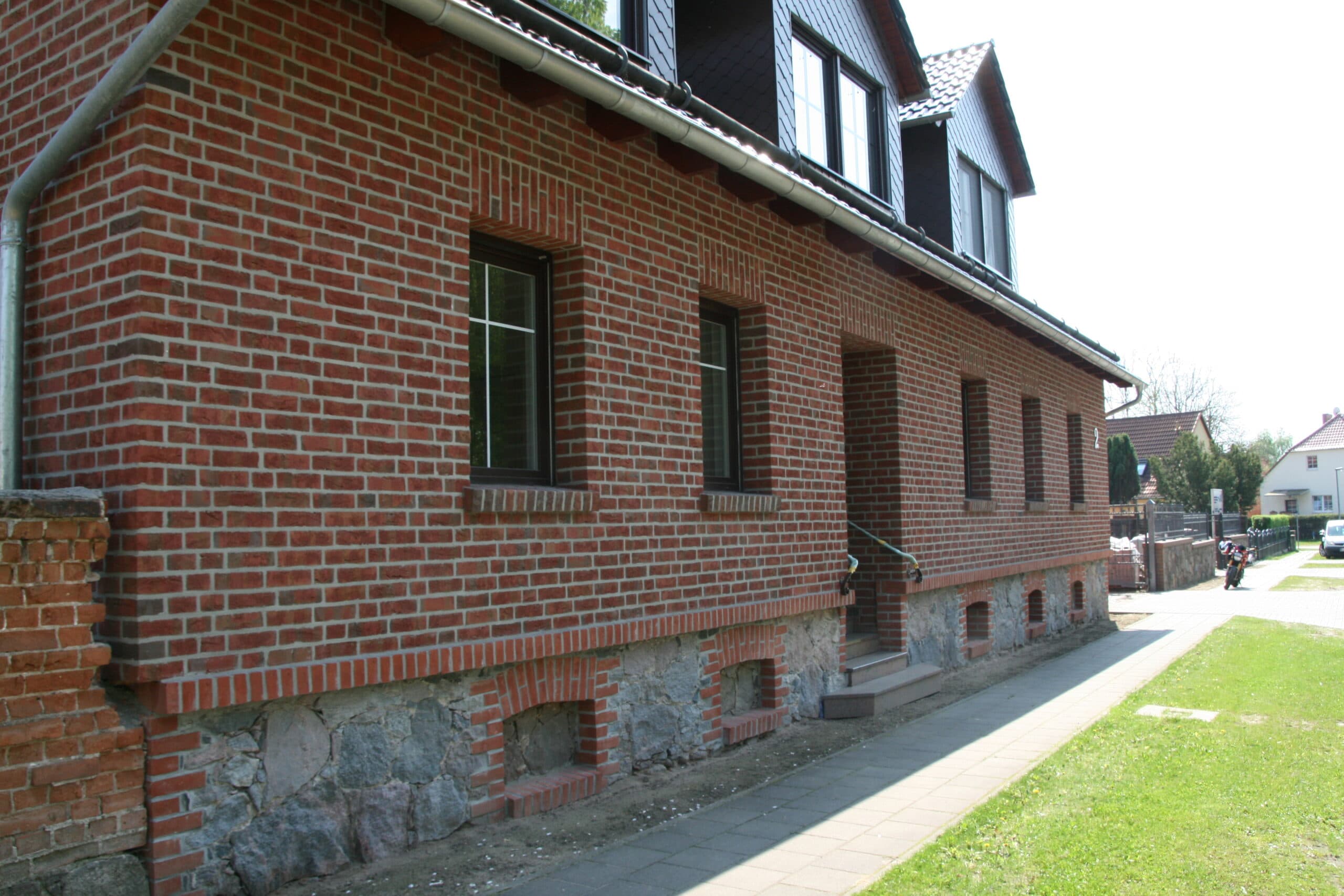 Klinkerfassade in Roter Handform-Klinker — Rustikal mit Zierstürzen — saniertes Bauernhaus