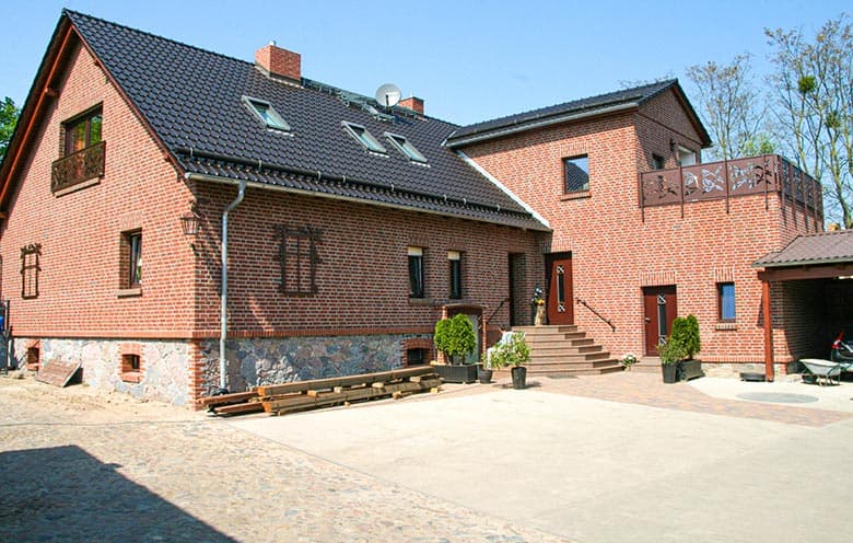 Saniertes Wohnhaus aus unserem Archiv — Fassade mit rotbraunem Polyurethan-Verbund-Klinker