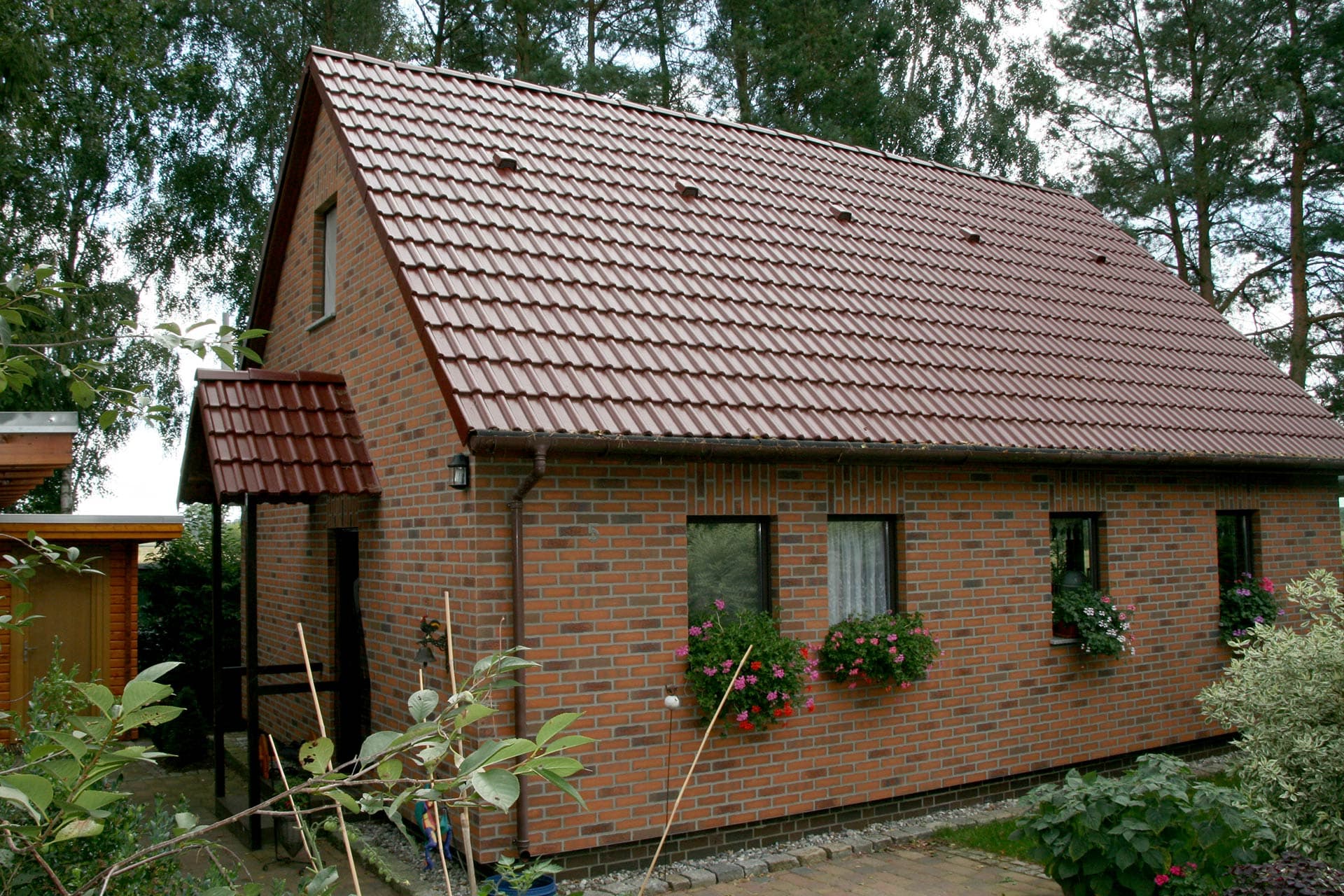 Klinkerfassade in Rot-Schwarz, wilder Verband — Markant changierend — Projekt in Neuenhagen