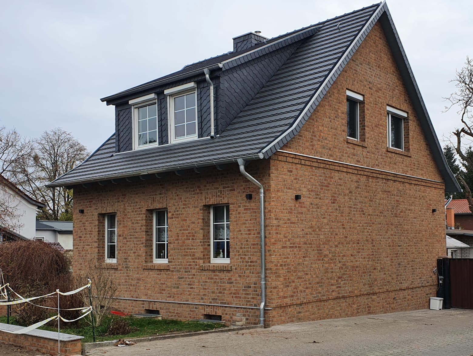 Klinkerfassade in Lachs-Orange gemischt — Sanfter Farbmix mit Schiefer-Gaube